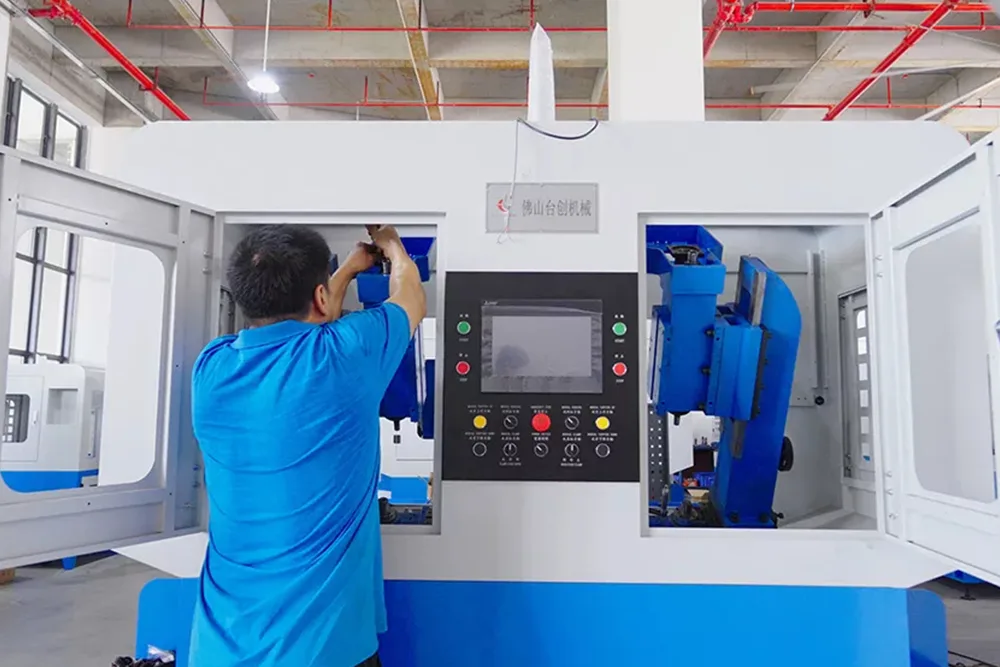 Mennyivel mélyebb a menet alsó furatátmérője a menetmélységhez képest?